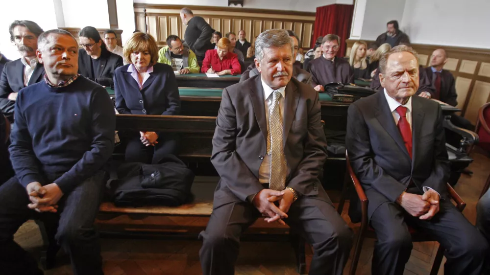 nekdanji član razpisne komisije pri kontroli zračnega prometa Tomaž Žibert (dve leti in &scaron;est mesecev zapora ter 15.000 evrov kazni), nekdanja direktorica Vegrad Hilda Tov&scaron;ak (leto in dva meseca zapora ter 10.000 evrov kazni), nekdanji direktor Primorja Du&scaron;an Črnigoj (leto in pet mesecev zapora ter 11.000 evrov kazni), nekdanji predsednik uprave SCT Ivan Zidar (leto in pet mesecev zapora ter 11.000 evrov kazni)- razglasitev sodbe v primeru Čista lopata - - sojenje zoper osmerico v gradbeni aferi Čista lopata, ki so obtoženi kaznivih dejanj sprejemanja in dajanja daril ter dajanj pomoči k omenjenimi kaznivima dejanjema pri postopku javnega naročila za gradnjo kontrolnega stolpa na Letali&scaron;ču Jožeta Pučnika LjubljanaFOTO: Bojan Velikonja