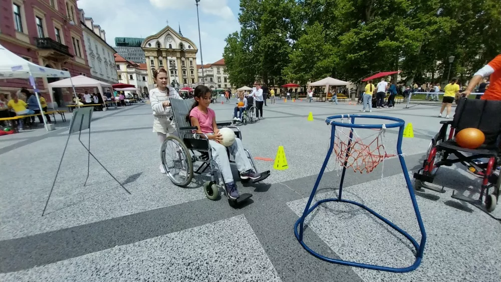 Moza in Rea sta poskusili kako so vrstniki v vozičkih lahko omejeni pri igri. F Vesna Levičnik