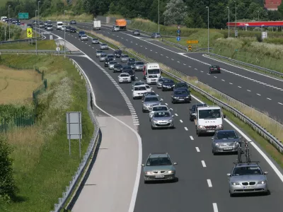 - protestna vožnja od Grosupljega proti Novemu mestu - Dru&scaron;tvo podizvajalcev po dolenjski avtocesti izvedlo drugo protestno vožnjo, s katero je opozorilo na neplačana dela pri gradnji avtoceste //FOTO: Luka Cjuha