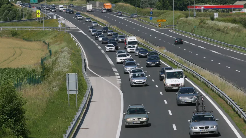 - protestna vožnja od Grosupljega proti Novemu mestu - Dru&scaron;tvo podizvajalcev po dolenjski avtocesti izvedlo drugo protestno vožnjo, s katero je opozorilo na neplačana dela pri gradnji avtoceste //FOTO: Luka Cjuha