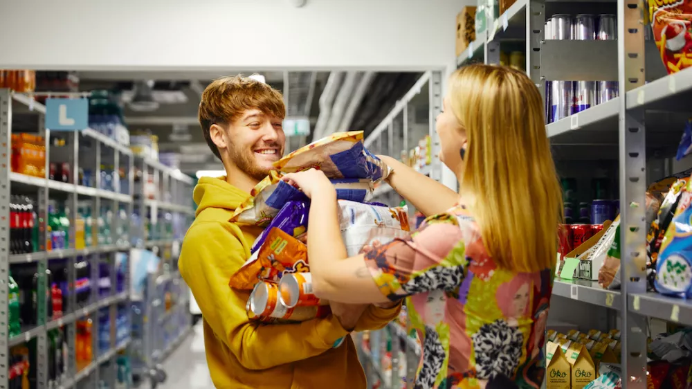 Uporabniki, ki najpogosteje posegajo po spletnih nakupih živil, prihajajo iz treh značilnih skupin. Prvi so mladi profesionalci, ki živijo hitro in urbano, hkrati pa i&scaron;čejo priročne re&scaron;itve, ki se prilagajajo njihovemu ritmu.