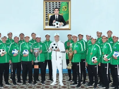 Nekdanji predsednik Turkmenistana Gurbanguli Berdimukhamedov z mo&scaron;tvom Arkadaga. 