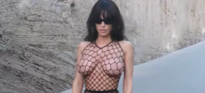 Arhitektka Bianca Censori, žena kontroverznega raperja Kanyeja Westa, še naprej šokira s svojimi drznimi kombinacijami, njene nove fotografije na Instagramu pa so povzročile mešane odzive. F IG/Bianca Censori