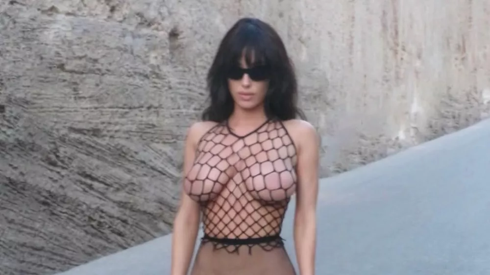 Arhitektka Bianca Censori, žena kontroverznega raperja Kanyeja Westa, &scaron;e naprej &scaron;okira s svojimi drznimi kombinacijami, njene nove fotografije na Instagramu pa so povzročile me&scaron;ane odzive. F IG/Bianca Censori