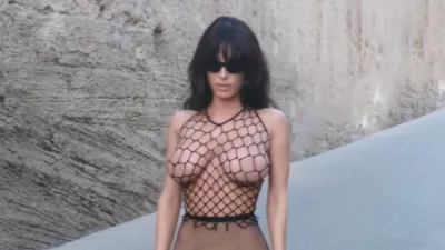 Arhitektka Bianca Censori, žena kontroverznega raperja Kanyeja Westa, &scaron;e naprej &scaron;okira s svojimi drznimi kombinacijami, njene nove fotografije na Instagramu pa so povzročile me&scaron;ane odzive. F IG/Bianca Censori