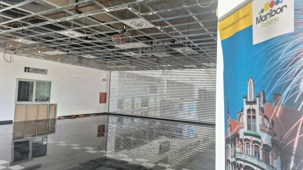 Notranjost potni&scaron;kega terminala že skoraj leto dni čaka na sanacijo. Foto: Tomaž Klip&scaron;teter