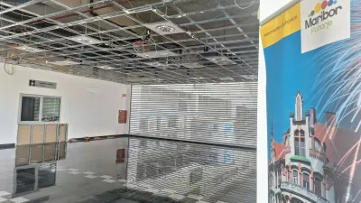 Notranjost potni&scaron;kega terminala že skoraj leto dni čaka na sanacijo. Foto: Tomaž Klip&scaron;teter