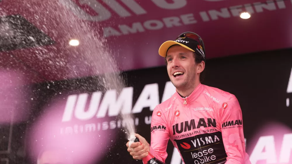 30 May 2025, Italy, Sestriere: British cyclist Simon Yates of Team Visma | Lease A Bike celebrates with pink jersey on the podium after the Twentieth stage of the 108th Giro d'Italia cycling race, 205km from Verres to Sestriere. Photo: Massimo Paolone/LaPresse via ZUMA Press/dpa