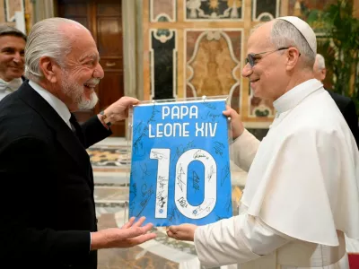 Pope Leo XIV meets with Napoli president Aurelio De Laurentiis after Serie A title victory, at the Vatican, May 27, 2025.  Simone Risoluti/Vatican Media/&shy;Handout via REUTERS  ATTENTION EDITORS - THIS IMAGE WAS PROVIDED BY A THIRD PARTY.   TPX IMAGES OF THE DAY