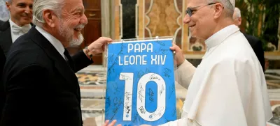 Pope Leo XIV meets with Napoli president Aurelio De Laurentiis after Serie A title victory, at the Vatican, May 27, 2025.  Simone Risoluti/Vatican Media/­Handout via REUTERS  ATTENTION EDITORS - THIS IMAGE WAS PROVIDED BY A THIRD PARTY.   TPX IMAGES OF THE DAY
