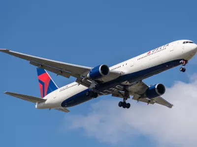 Letalo družbe Delta med pristankom v Parizu. Slika je simbolična.