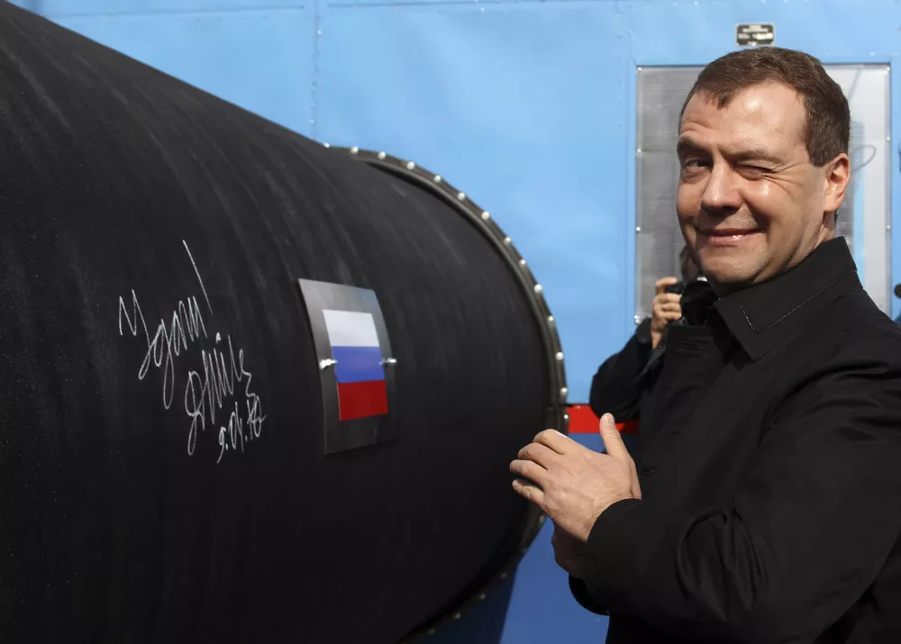 Russian President Dmitry Medvedev gestures after writing 'Good Luck!' on a pipe of the Nord Stream pipeline near Russian town of Vyborg, April 9, 2010. Medvedev took part in the ceremony on Friday to start building the pipeline, which was designed to help Russia increase its influence in EU gas markets from the current 25 percent to about a third. REUTERS/Alexander Demianchuk (RUSSIA - Tags: POLITICS ENERGY BUSINESS)