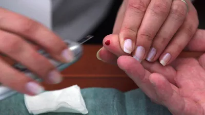 Za bolnike s sladkorno boleznijo tipa dve, ki ne prejemajo inzulina ter so morali za aparate in lističe za merjenje glukoze v krvi plačevati iz lastnega žepa, bodo ti pripomočki glede na aktualni predlog na voljo tudi v javnem sistemu. Foto: Luka Cjuha