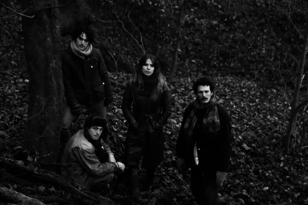 Za sobotno koncertno ogrevanje na Drugi godbi 2025 vas Nika Pru&scaron;nik &amp; bratje Poljanec vabijo na vrt Vodnikove domačije. Foto: arhiv DG