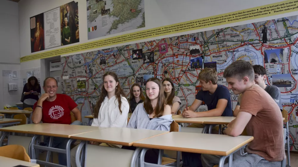 Dijaki četrtih letnikov kamni&scaron;ke gimnazije in srednje &scaron;ole Rudolfa Maistra so pred maturitetnim izpitom pri&scaron;li &scaron;e na zadnje konzultacije k profesorju angle&scaron;čine. Foto: Voranc Kramberger