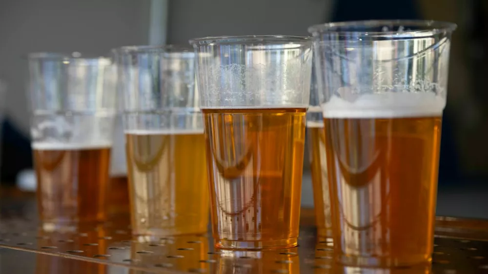 več kozarcev piva, pivo