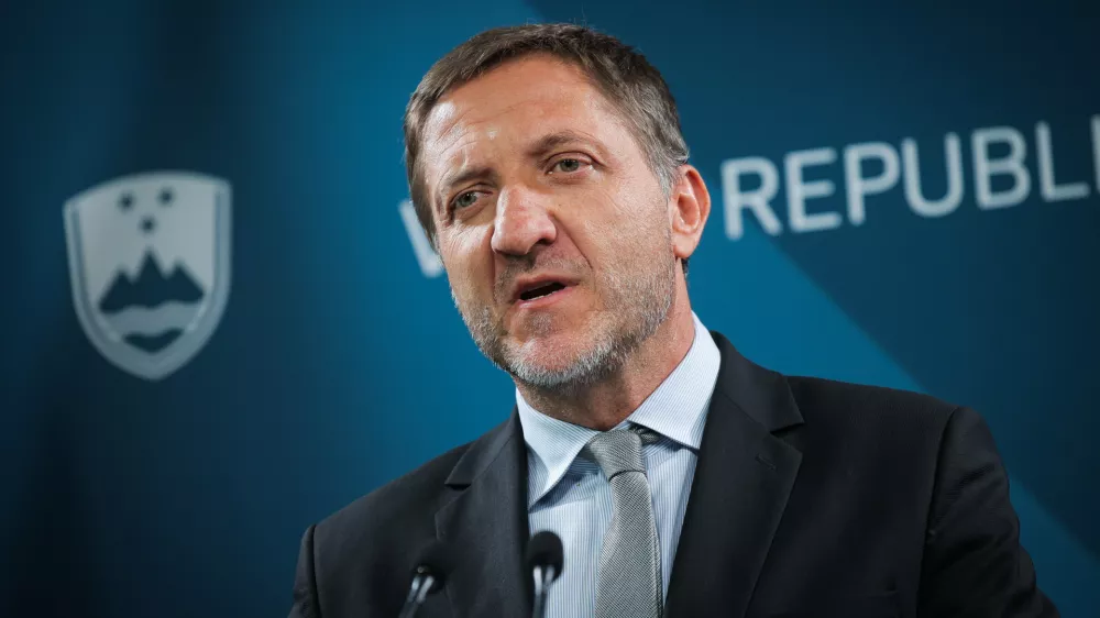 Ljubljana, vlada.Novinarska konferenca o vlogi in pomenu zaposlenih v javnem sektorju ter o prenovi placnega sistema.Minister za finance Klemen Bostjancic.