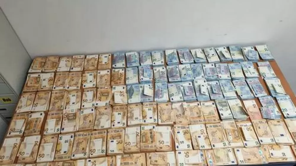 Denar, ki so ga zasegli v policijski akciji. 