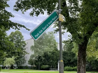 Po&scaron;kodovana tabla, ki označuje park Ade &Scaron;kerl in Sonje Plaskan. Foto: Brane Mozetič
