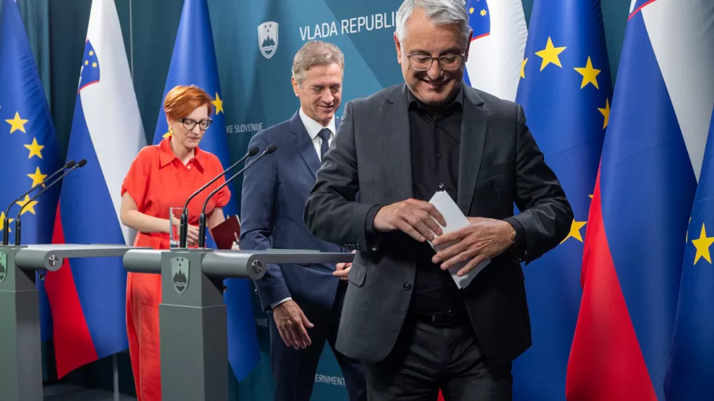 Ljubljana, vlada.Novinarska konferenca ob tretji obletnici dela aktualne vlade, na kateri so sodelovali predsednik vlade Robert Golob, ministrica za kulturo Asta Vrecko in minister za gospodarstvo, turizem in sport Matjaz Han.