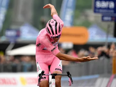 Cycling - Giro d'Italia - Stage 17 - San Michele all'Adige to Bormio - Italy - May 28, 2025 UAE Team Emirates's Isaac Del Toro celebrates as he crosses the finish line after stage 17 REUTERS/Jennifer Lorenzini