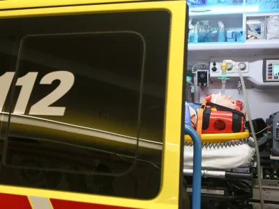 simbolična fotografija - nujna medicinska pomoč - re&scaron;evalno vozilo - re&scaron;ilec- 25.09.2018 - Kirur&scaron;ka klinika UKC Ljubljana - Urgentni kirur&scaron;ki blok - urgenca - reanimacijski prostor &ndash; ogled simulacije na mestu dejanskega sprejema politravmnatiziranega po&scaron;kodovanca //FOTO: Luka Cjuha.