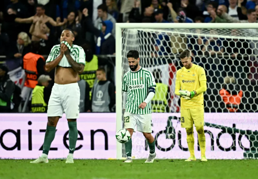 Soccer Football - Conference League - Final - Real Betis v Chelsea - Wroclaw Stadium, Wroclaw, Poland - May 28, 2025 Real Betis' Adrian, Isco and Natan look dejected after Chelsea's Moises Caicedo scores their fourth goal REUTERS/Dylan Martinez   TPX IMAGES OF THE DAY