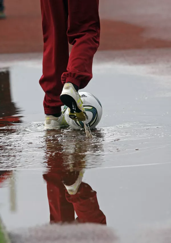 - ilustrativna fotografija - nogometna žoga - poplave - luža//FOTO: Tomaž Skale / Foto: Tomaž Skale