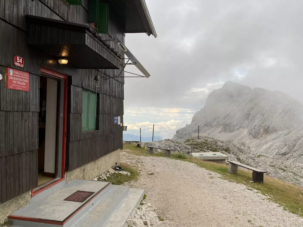 Staničev dom pod Triglavom, Staničeva koča, gorska koča, v ozadju Rjavina