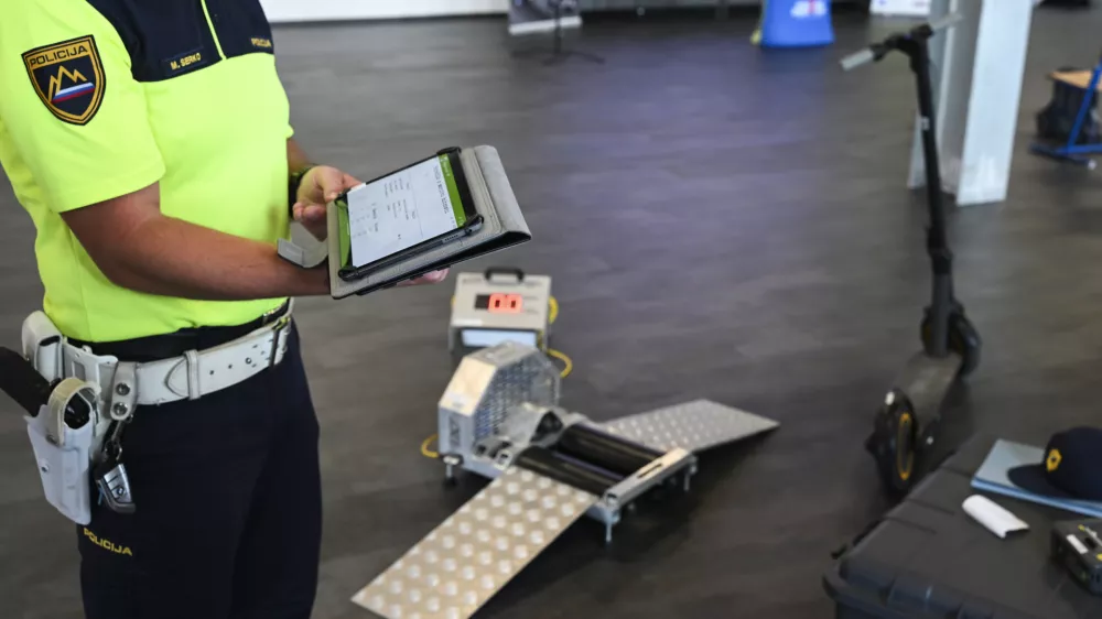 Policijski merilnik BM 45 (na fotografiji) ni meroslovno reguliran, zanj nimamo podzakonskega akta, ki bi določal njegove meroslovne zahteve, danski certifikat o kalibraciji naprave, ki ga je pridobila policija, pa je pomanjkljiv. Foto: Nik Erik Neubauer