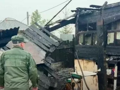 V kraju ob Bajkalskem jezeru v Irkutsku v Sibiriji je 17-letni Mihailo Paramonov izvedel množični poboj, potem pa &scaron;e zažgal hi&scaron;o. 