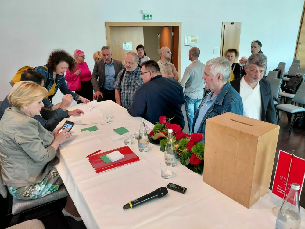 Ponovljeno glasovanje za predsednika Zveze svobodnih sindikatov.