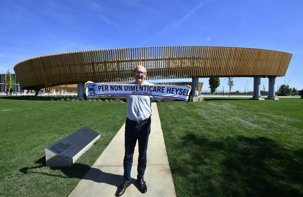 Soccer Football - Juventus unveil new Heysel memorial marking 40th anniversary of disaster - Turin, Italy - May 29, 2025 A Juventus fan poses with a scarf outside the Heysel memorial REUTERS/Massimo Pinca