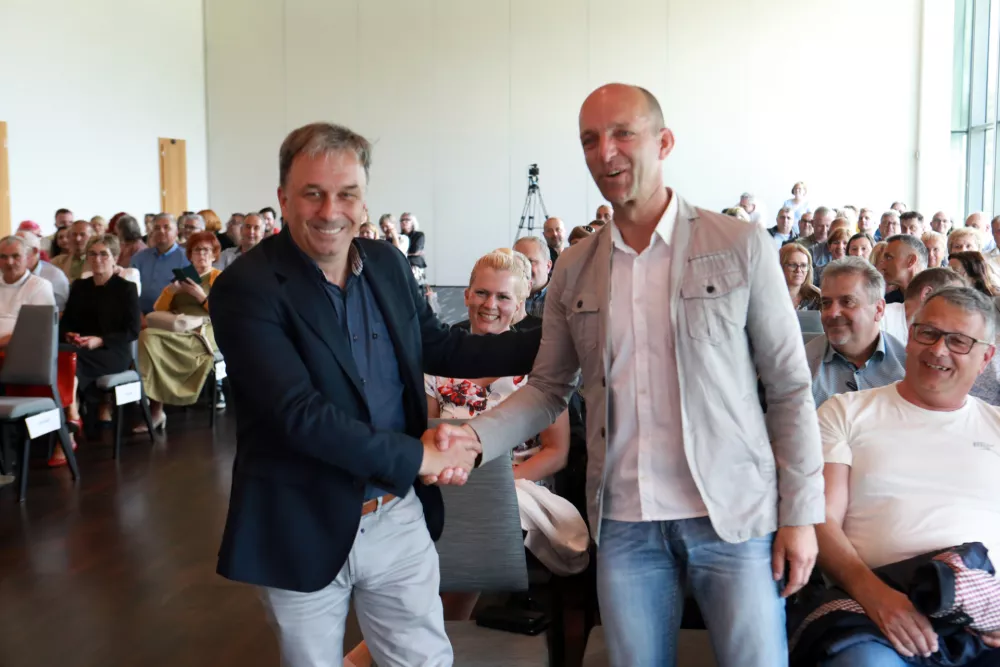 Glavna tekmeca, Andrej Zorko (levo) in David &Scaron;varc, sta si po razglasitvi rezultatov segla v roke. Foto: Tomaž Skale