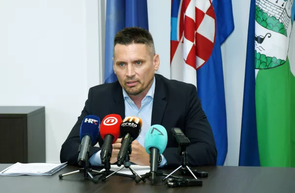 29.05.2025., Sisak - Konferencija za medije na kojoj je sisacki gradonacelnik Domagoj Orlic govorio o zatecenom financijskom stanju u Sisku.Photo: Nikola Cutuk/PIXSELL Photo: Nikola Cutuk/PIXSELL