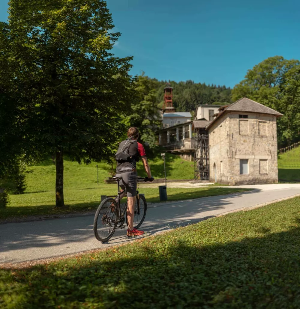 S kolesom ali pe&scaron; po pestri zgodovini Idrije. F cudhg-idrija.si