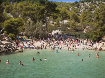 V Narodnem parku Calanques v Marseillu so, da bi zmanj&scaron;ali onesnaževanje morja in za&scaron;čitili občutljiv ekosistem apnenčastih zalivov plažo delno zaprli za obiskovalce med največjo sezono. F Getty Images