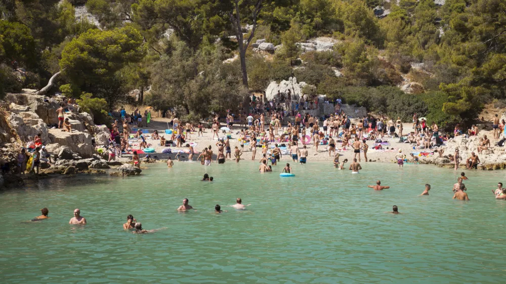 V Narodnem parku Calanques v Marseillu so, da bi zmanj&scaron;ali onesnaževanje morja in za&scaron;čitili občutljiv ekosistem apnenčastih zalivov plažo delno zaprli za obiskovalce med največjo sezono. F Getty Images