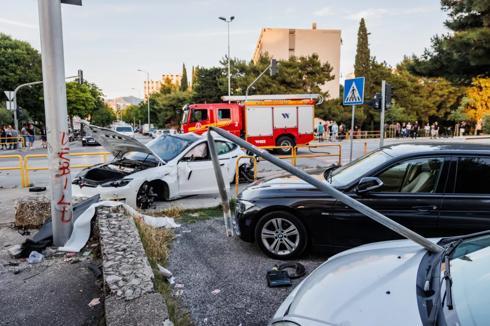 28.05.2025., Split. - Na krizanju Ulice Slobode i Velebitske Ulice dogodila se teska prometna nesreca sa smrtnim slucejem. Vozac auta koji je upravljao Teslom 3 prosao je sa laksim ozljedama. Photo: Zvonimir Barisin/PIXSELL