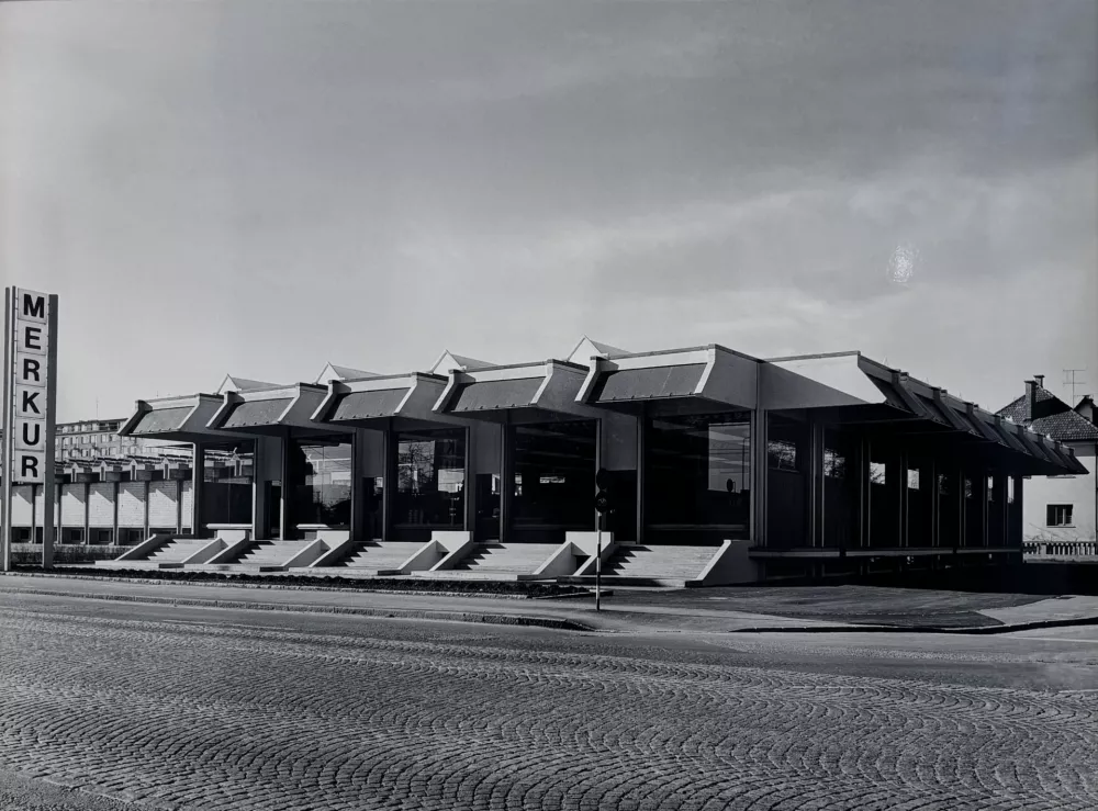 Veleblagovnica Merkur ob Dunajski cesti, ki je bila zgrajena leta 1970.&nbsp;Foto:&nbsp;Janez Kali&scaron;nik