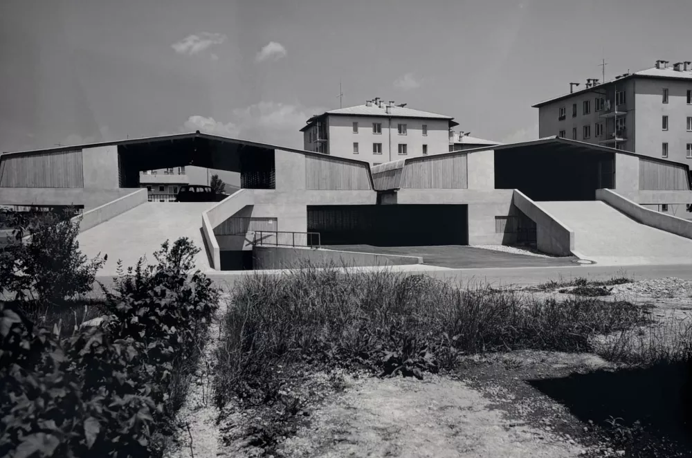 Severjeve garažne hi&scaron;e triplex so v Sloveniji verjetno največkrat ponovljeni objekt, ki niti po več desetletjih od nastanka ni izgubil aktualnosti.&nbsp;Foto:&nbsp;Janez Kali&scaron;nik