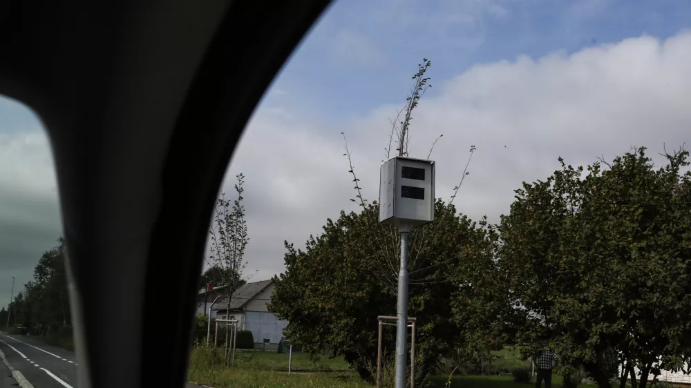 V Ljubljani je 27 lokacij z ohi&scaron;ji za stacionarne radarje. Občina ima sicer samo &scaron;est radarjev, zato imajo ohi&scaron;ja pomembno preventivno funkcijo. F Bojan Velikonja Q