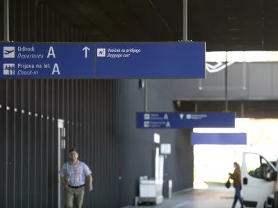 Na ljubljanskem letali&scaron;ču pojasnjujejo, da lahko prisilna sredstva na letali&scaron;ču uporabljajo le slovenski varnostni organi, navzoči pa so lahko tudi tuji. Foto: Luka Cjuha