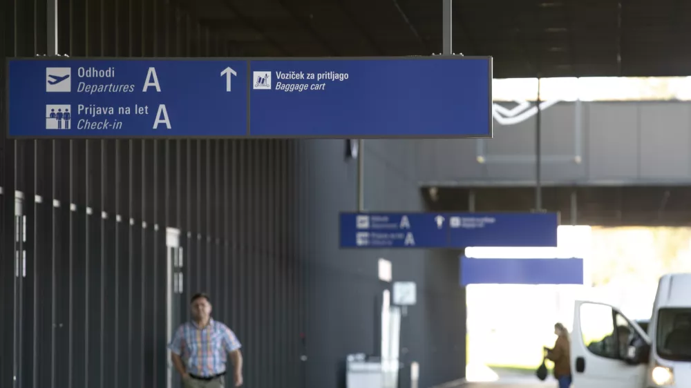 Na ljubljanskem letali&scaron;ču pojasnjujejo, da lahko prisilna sredstva na letali&scaron;ču uporabljajo le slovenski varnostni organi, navzoči pa so lahko tudi tuji. Foto: Luka Cjuha