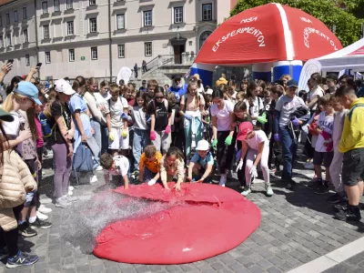 Med potiskanjem proti Tromostovju, je balon počil. Foto: Voranc Kramberger