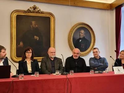 Ljubljana.Okrogla miza Umetna inteligenca in avtorska pravica v Sloveniji.Moderator Luka Novak, Maja Jug Hartman z Drustva slovenskih zaloznikov, ustanovitelj zalozbe Mis Janez Mis, kreativni direktor v oglasevalski agenciji Futura DDB Bostjan Napotnik, vodja Centra za jezikovne vire in tehnologije UL Simon Krek in urednica pri Slovenski matici Ignacija Fridl Jarc.