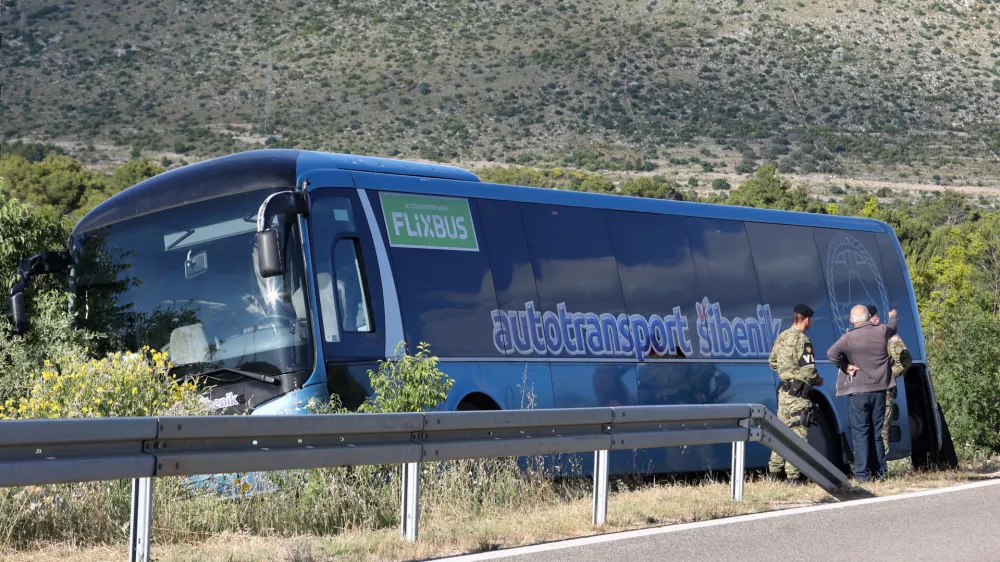 29.05.2025., Sibenik -Na Zupanijskoj cesti izmedju Sibenika i Tromilje, u blizini Bilica i Lugovica, dogodila se prometna nesreca u kojoj su sudjelovali autobus i osobno vozilo.Autobus je prevozio hrvatske vojnike iz Knina sa posla.Ozljedjenih nije bilo a promet se oidvija uz regulaciju prometne policije. Photo: Dusko Jaramaz/PIXSELL