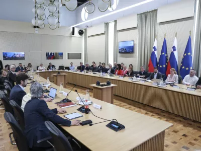 predsednik vlade dr. Robert Golob, predsedujoči ESS Jakob Počivav&scaron;ek, vodja Konfederacije sindikatov Slovenije Pergam- 04.07.2023 - Ekonomsko-socialni svet - izredna seja ESS - razprava o vodenju socialnega dialoga. //FOTO: Jaka Gasar