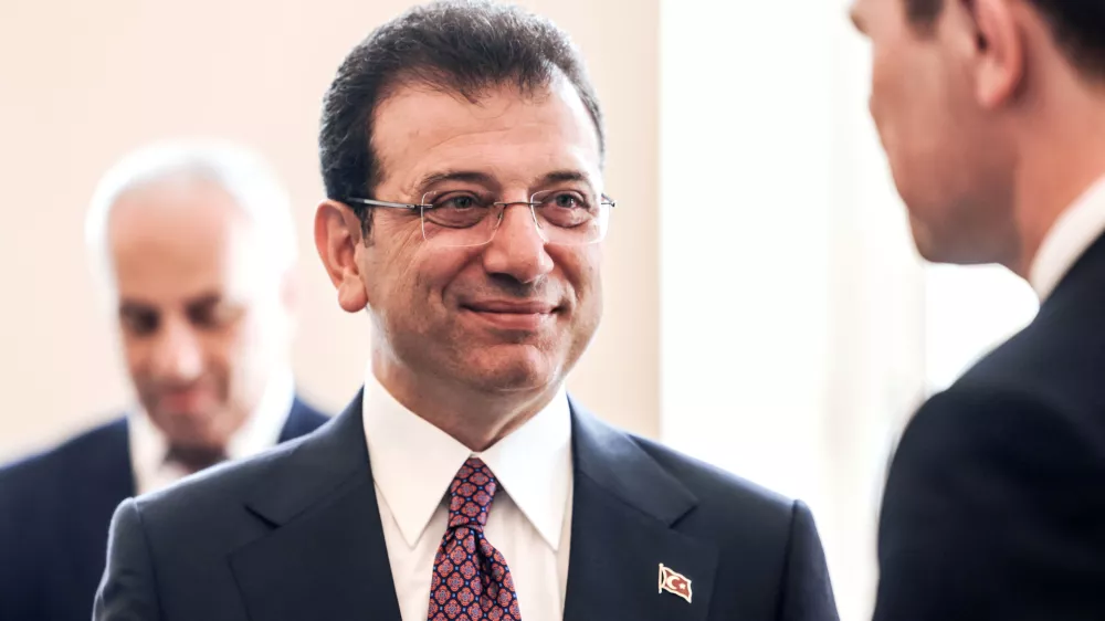 FILED - 20 June 2024, North Rhine-Westphalia, Duesseldorf: Ekrem Imamoglu (C), Mayor of Istanbul, speaks to his Duesseldorf counterpart Keller at a reception in the town hall. Photo: Oliver Berg/dpa