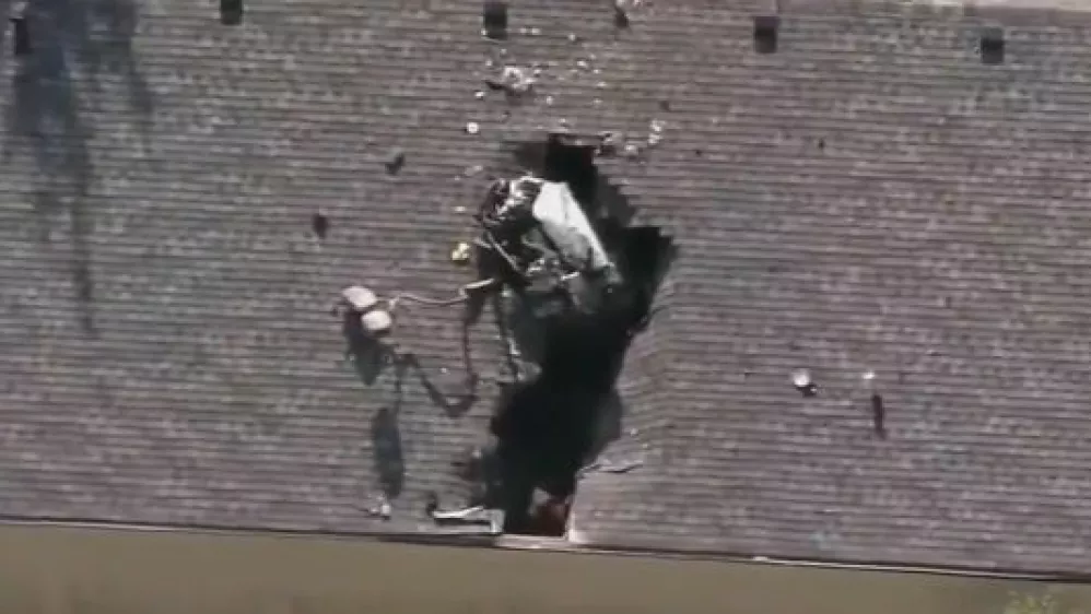 Na strehi oziroma v strehi doma veteranov v manj&scaron;em kraju Excelsior Springs v ameri&scaron;kem Missouriju je pred dnevi pristal avto. 